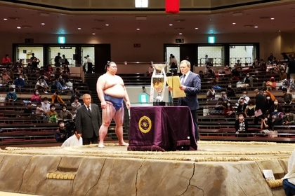 Посланик Костов връчи купата на българското правителство на победителя в септемврийския турнир по сумо в Токио